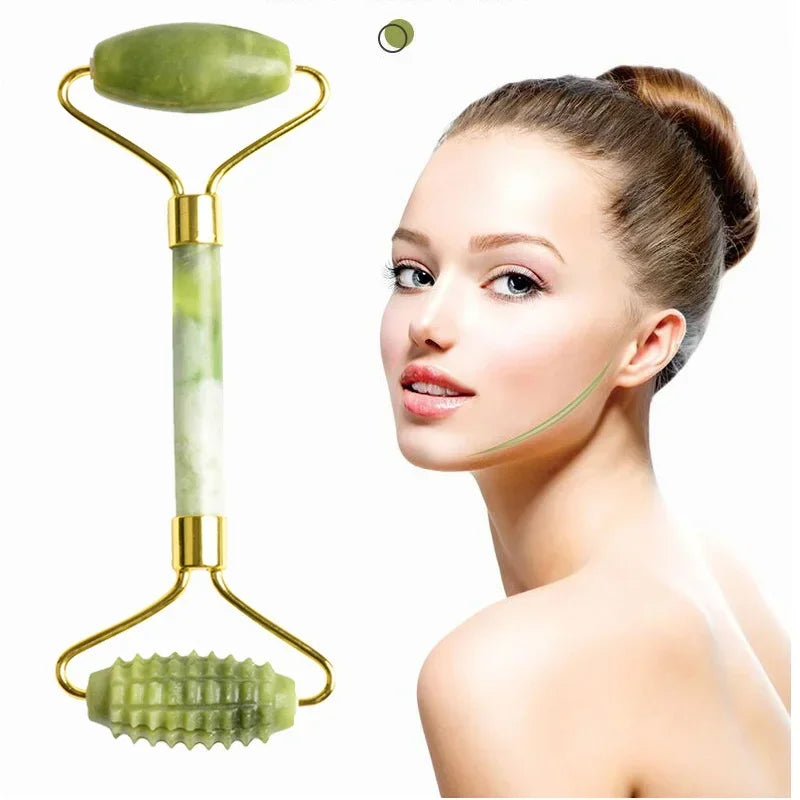 Modelo usando un rodillo facial de jade — ritual de skincare Áurea